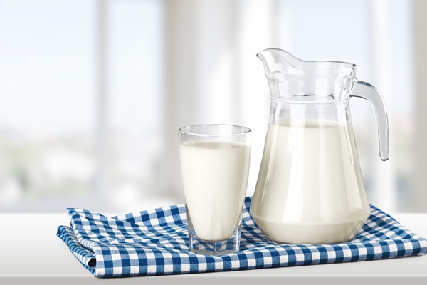 glass of milk and jug on napkin background - Домашний творог для детей от 7 месяцев