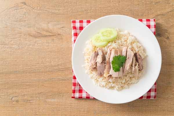 hainanese chicken rice or steamed rice with chicken asian food style - Пюре из курицы и риса с морковью и яблоком (питание детей до 1 года)