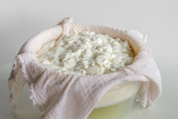 mess of fermented cheese or cottage cheese or greek yogurt on waffle towel to separate it from whey - Домашний творог для детей от 7 месяцев