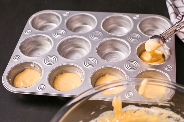 step by step filling metal muffin pan with cornbread batter - Кукурузные маффины с халапеньо