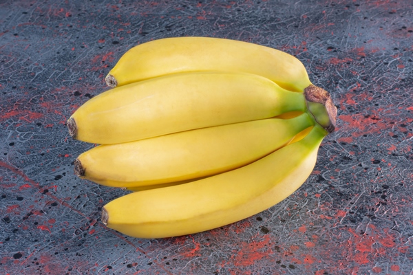 bunch of bananas isolated on colorful surface - Смузи-боул с постным кокосовым йогуртом