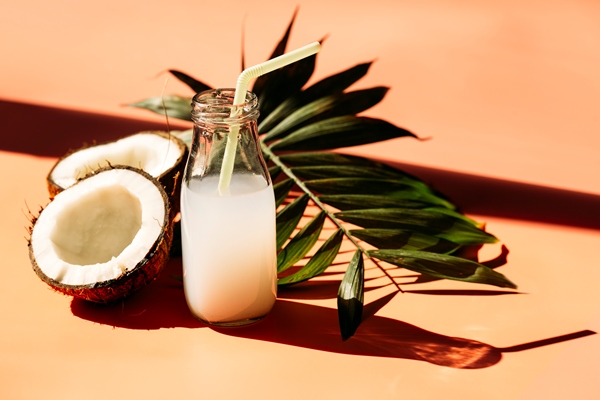 coconut milk and coconut - Постный смузи-боул с клубникой, кокосовым йогуртом и гранолой