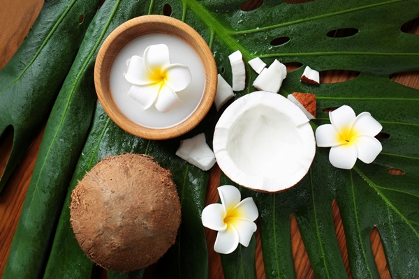 composition with coconut milk and exotic flowers on palm leaf - Постный смузи-боул с клубникой, кокосовым йогуртом и гранолой