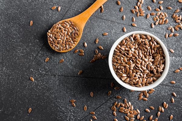 flax seeds linseed superfood healthy organic food concept - Постный смузи-боул с огурцом, авокадо, спаржей и киви