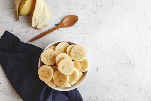 fresh banana slices in a bowl - Постный смузи-боул с манго и ореховой пастой