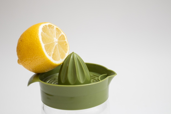 fresh lemon and manual juicer kitchen squeezing lemons - Постный смузи-боул из моркови и манго