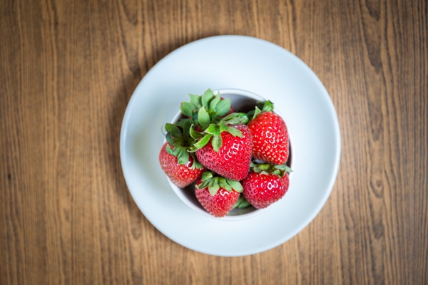 fresh strawberry and juice on wood table flat lay - Постный смузи-боул с клубникой, кокосовым йогуртом и гранолой