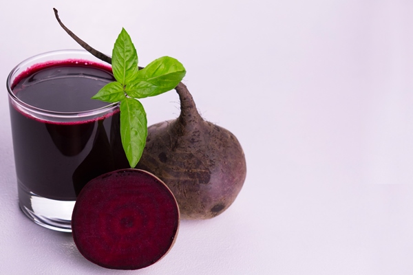 healthy beet juice with basil on a white background closeup - Постный смузи-боул с бананом, киви, клубникой, голубикой