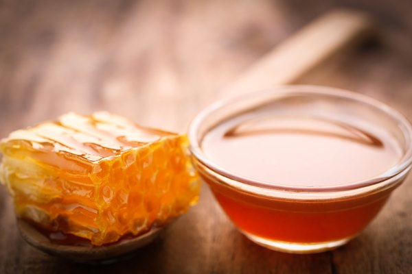 honeycomb in a wooden spoon with honey in a glass bowl - Постный смузи-боул "Щербет"