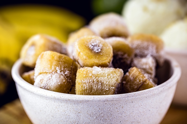 sliced and frozen banana used as an ingredient in ice cream vitamins or sweets - Постный смузи-боул из банана, чёрной смородины и клубники