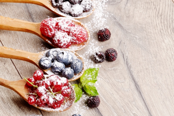 spoons with berries on wooden table - Смузи-боул с постным кокосовым йогуртом