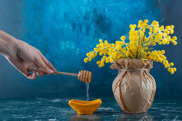 taking honey with stick from the saucer - Бананово-овсяный смузи на растительном молоке