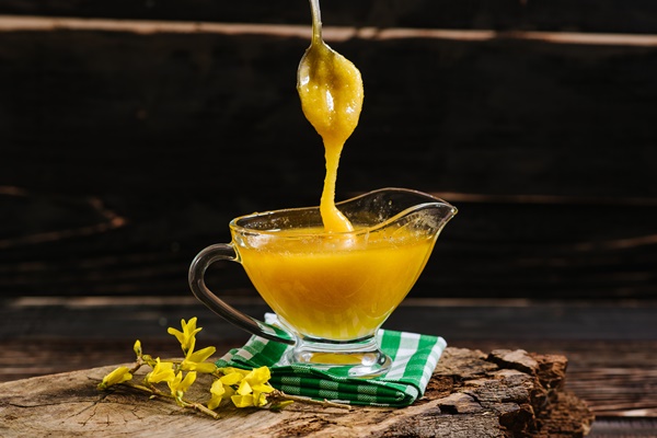tasty sweet honey in glass bowl on wooden background - Постный тыквенный смузи