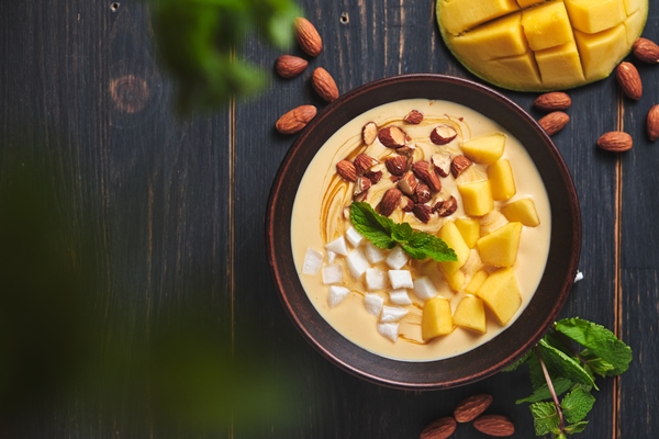 tropical smoothie bowl with banana mango coconut and nuts - Постный смузи-боул с манго и ореховой пастой