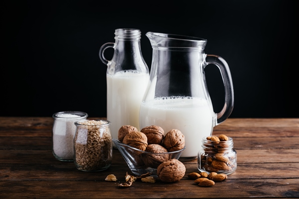 vegetable milk on wood background almond milk walnut milk rice milk and coconut milk - Бананово-овсяный смузи на растительном молоке
