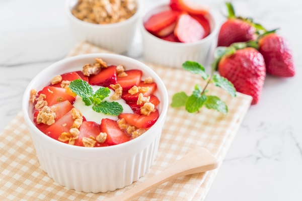 yogurt with strawberry and granola - Постный смузи-боул с клубникой, кокосовым йогуртом и гранолой