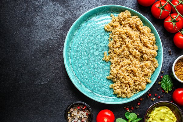 cooked quinoa boiled cereal porridge - Овощной салат с киноа