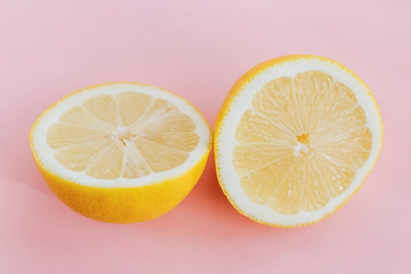 fresh lemon on pink background - Постный пудинг из кешью