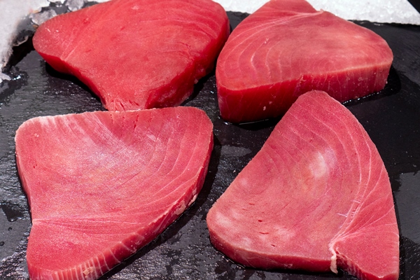 fresh tuna steak chilled in a shop window - Консервирование пищевых продуктов
