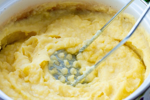 mashed potatoes in a pan closeup - Постные голубцы с картофельным пюре