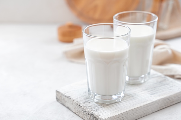 two glasses of milk on a white background side view copy space - Заварная пасха диетическая (при сахарном диабете)
