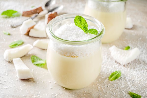 vegan coconut panna cotta dessert in glass jar - Смузи-боул с зелёным чаем