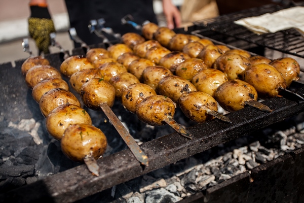baked potatoes on the coals baked potatoes on charcoal potatoes on skewers street food - Шашлык из молодого картофеля на углях