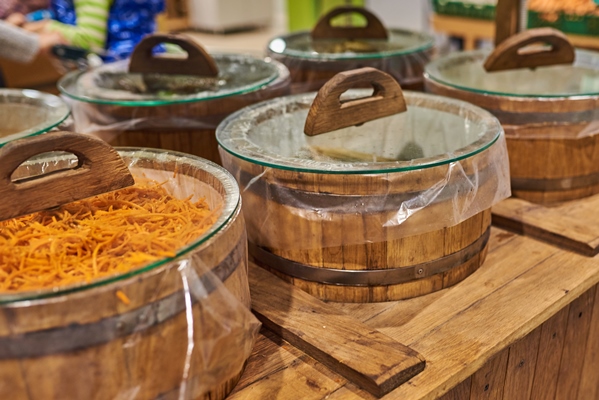 barrels of sauerkraut and carrots at the store for any purpose - Использование в пищу огородной и дикорастущей зелени