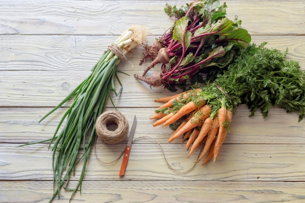 beetroot carrot and green onion on a wooden table closeup - Как перестать выбрасывать продукты и сократить расходы