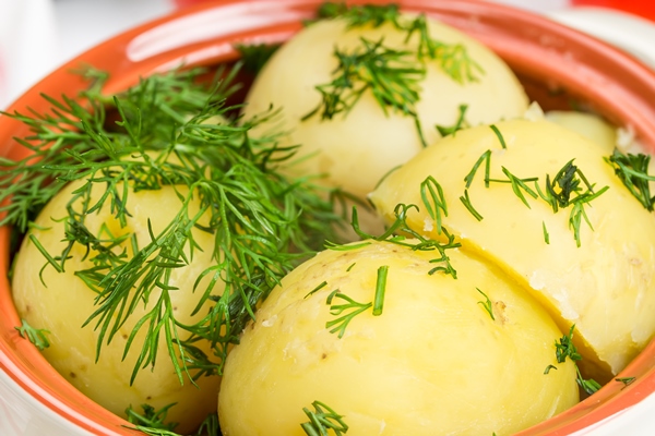 boiled potatoes with vegetable in a ceramic pot - Вобла на пару