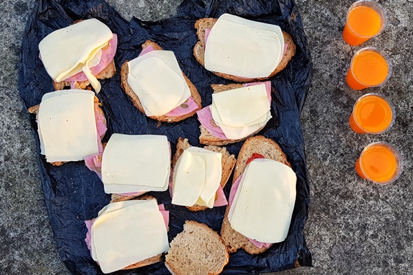 breakfast from sandwiches and juice in the open air - Организация трапезы в походе: хранение продуктов, походная кухня, утварь, меню
