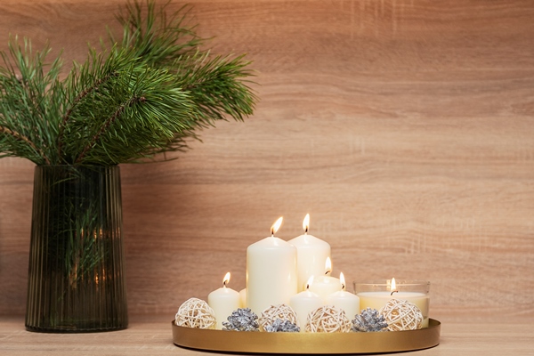 christmas decor pine branches in a vase and candles on a tray on the table - Ленинградский витаминный чай