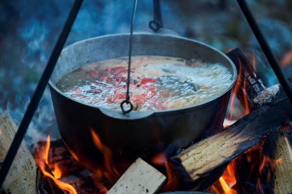 cooking fish soup in the stowed bowler over a campfire - Рецепты выживания в лесу