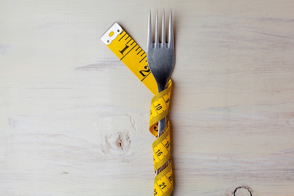 diet light wooden background fork wrapped in a meter fork on white background - Питание в походе