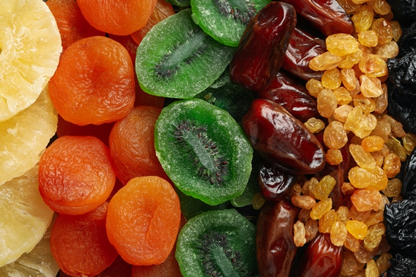 different dried fruits and nuts on whole background - Подготовка к многодневному походу