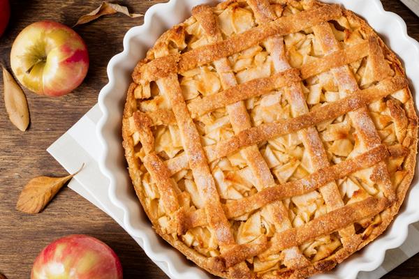 flat lay of apple pie for thanksgiving with autumn leaves - Как перестать выбрасывать продукты и сократить расходы