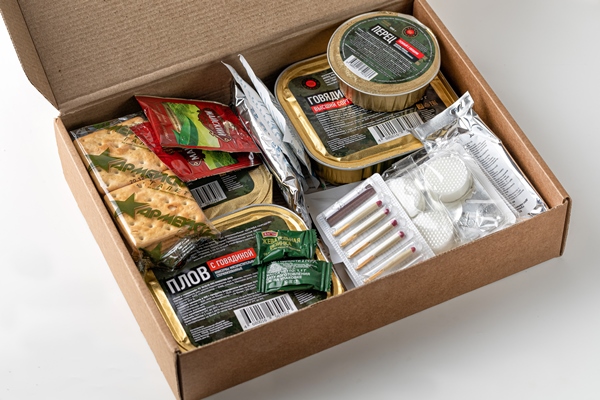 food dry ration in craft box for russian military army top view - Использование в пищу огородной и дикорастущей зелени
