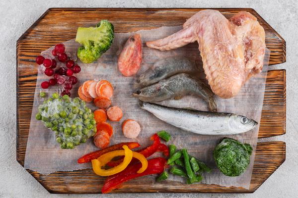 frozen food on the table arrangement - Как перестать выбрасывать продукты и сократить расходы