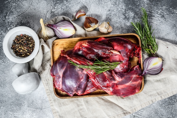 hare meat raw fresh wild hare on a wooden table with vegetables and spices - Заяц с яблоками