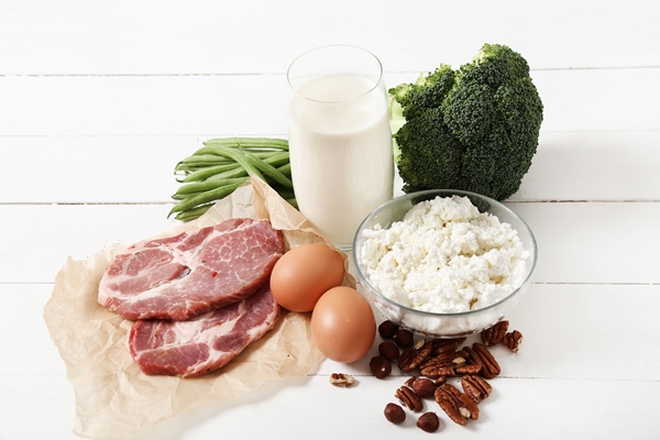 healthy food ingredients on white wooden table - Как перестать выбрасывать продукты и сократить расходы