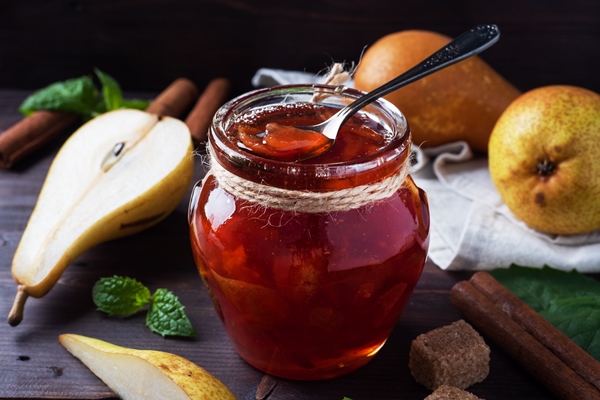 homemade pear jam in a jar and fresh pears on a wooden background - Как перестать выбрасывать продукты и сократить расходы