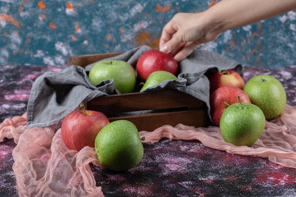juicy fresh apples on wooden rustic tray - Кулинарное использование аира болотного