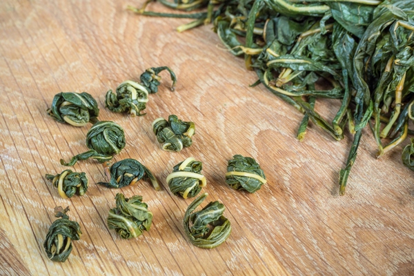 manual twisting of tea leaves for fermentation ivan tea fermentation - Иван-чай