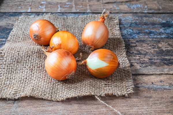 onion on a wooden background - Фронтовой кулеш