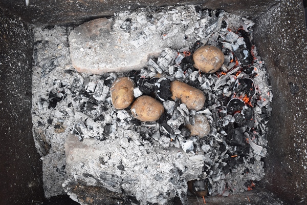 potatoes on the coals of a camp lunch - Картофель, запечённый на углях