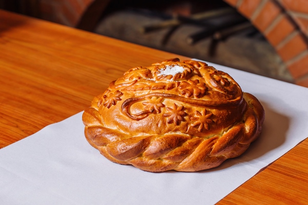 round loaf of wedding bread russian customs and traditions in the background is a russian stove - Свадебный каравай