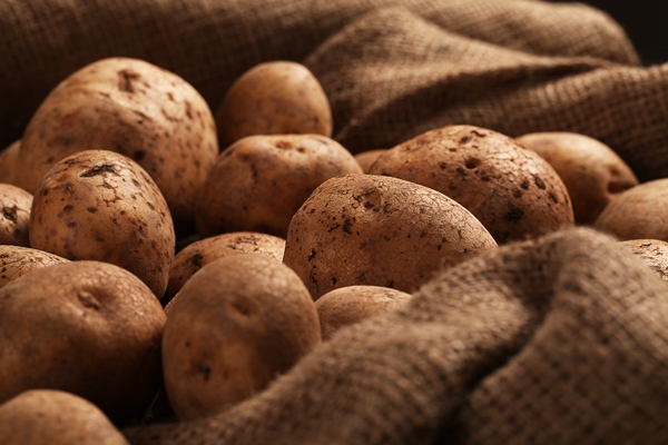 rustic unpeeled potatoes on a desks - Крошенка фронтовая