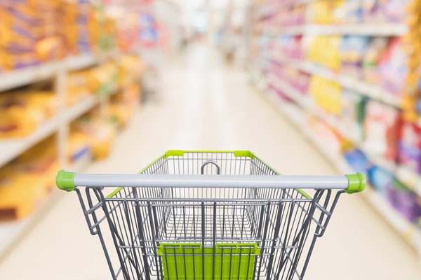 shopping cart with abstract blur supermarket discount store aisle and pet food product shelves - Питание в походе