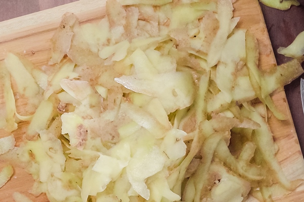 step by step peeling yukon gold potatoes for creamy mashed potatoes - Оладьи из картофельных очистков