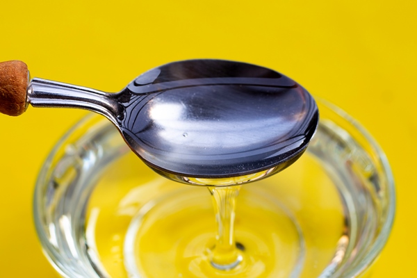 sugar syrup in glass bowl on yellow background - Кулинарное использование аира болотного